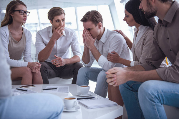 Empresários estão discutindo assuntos enquanto estão sentados em círculo no escritório
 - Foto, Imagem