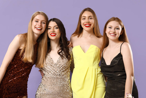 Giovani donne vestite per il ballo di fine anno su sfondo lilla - Foto, immagini