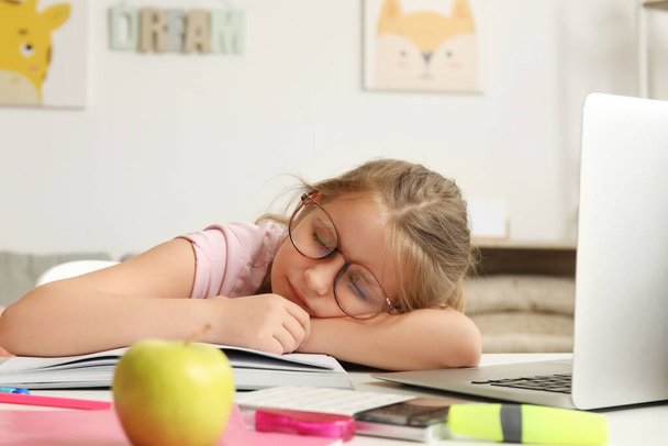 Втомилася маленька дівчинка спить після уроків вдома - Фото, зображення