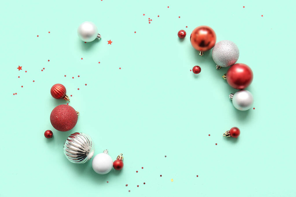 Kehys valmistettu joulupallot ja konfetti turkoosi tausta - Valokuva, kuva