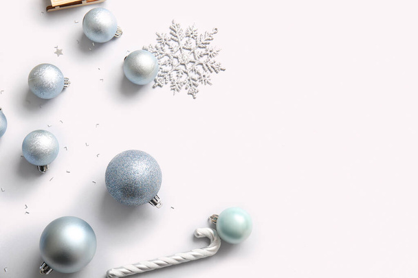 Kerstballen en suikerriet op witte achtergrond - Foto, afbeelding