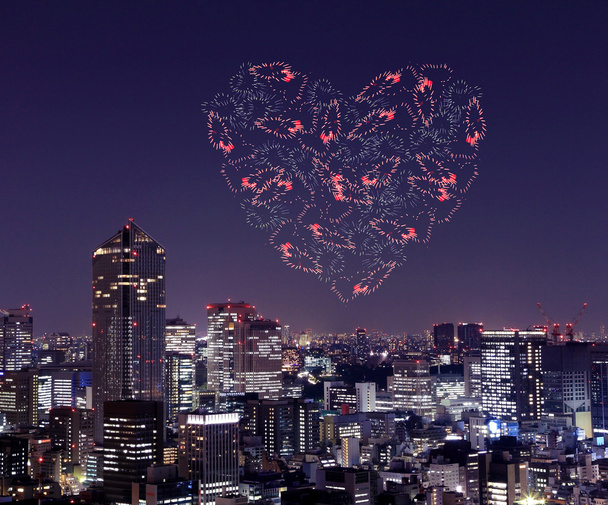 Herz funkelt Feuerwerk feiert über Tokio Stadtbild in der Nähe - Foto, Bild