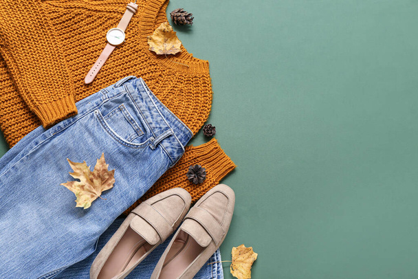 Skład ze stylowymi kobiecymi ubraniami, butami i opadłymi liśćmi na tle koloru - Zdjęcie, obraz