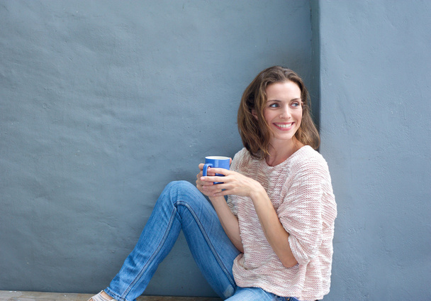 attraktive erwachsene Frau entspannt sich bei einer Tasse Kaffee - Foto, Bild