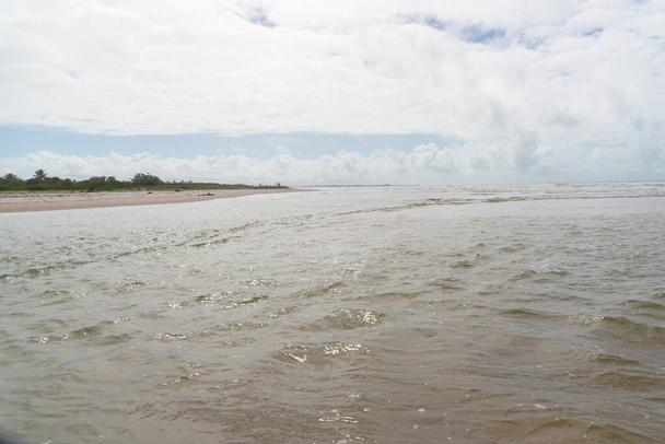 Águas de um rio que flui para o mar. areia branca na praia. Ambiente preservado. Valenca, Brasil - Foto, Imagem