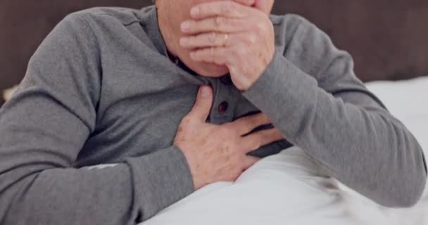 Oudere man hoest met borstinfectie, allergieën of ziekte in bed in bejaardentehuis. Medische verzorging, herstel en close-up van oudere mannelijke patiënten die rusten met verkoudheid of ziekte in zijn moderne huis - Video