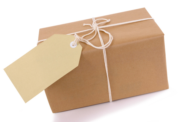 Paquete de papel marrón con cadena blanca y etiqueta
 - Foto, imagen