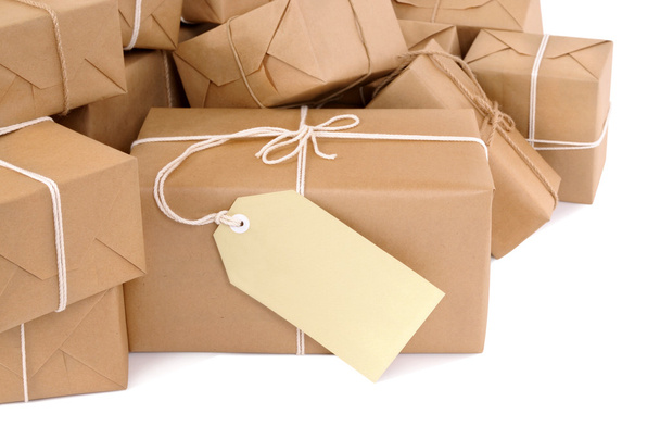 Montón desordenado de paquetes marrones con etiqueta
 - Foto, imagen