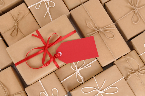 Parcellák piros ajándék címkével - Fotó, kép