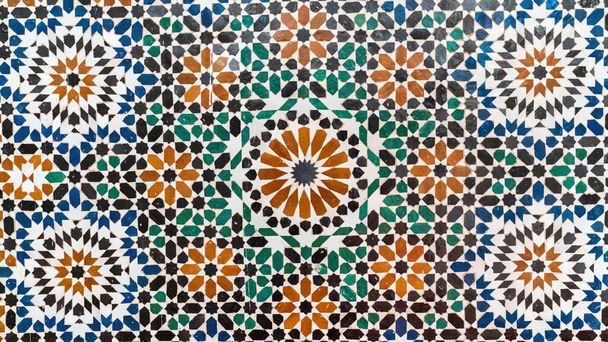 Tradiční marocké dlaždice s islámským designem, ručně vyráběné barevné vzory jako geometrické tvary a květinové motivy. Tyto dlaždice se používají k zdobení stěn a podlah v domácnostech a mešitách. - Fotografie, Obrázek