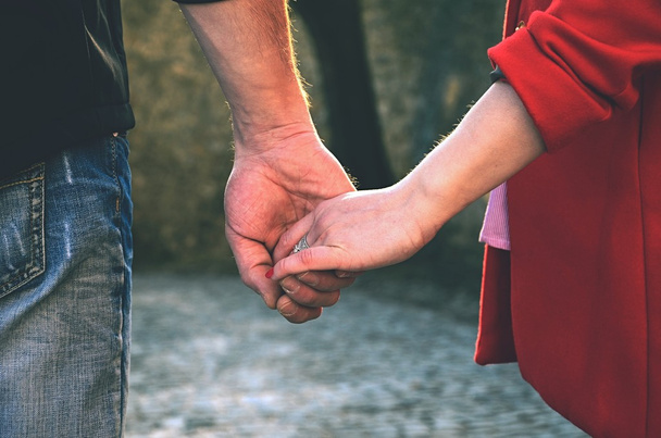 Happy couple holding hands - Zdjęcie, obraz