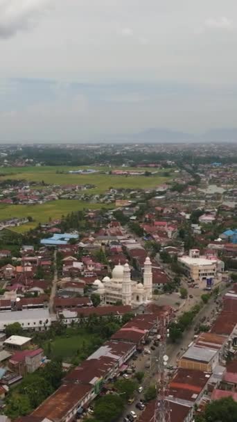 Légi kilátás Banda Aceh város lakóövezetek és házak. Szumátra, Indonézia. - Felvétel, videó