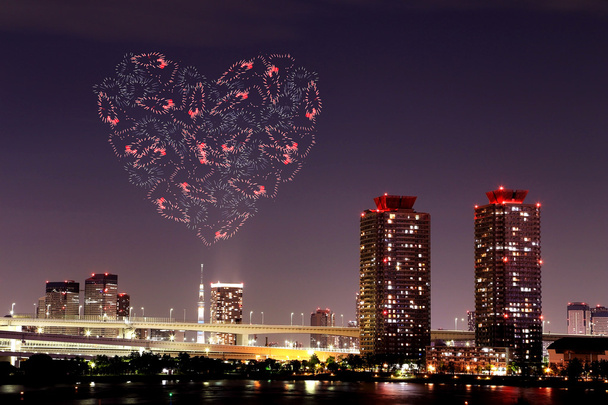 сердце сверкает фейерверк празднуя над Odaiba, Токио городской пейзаж
 - Фото, изображение