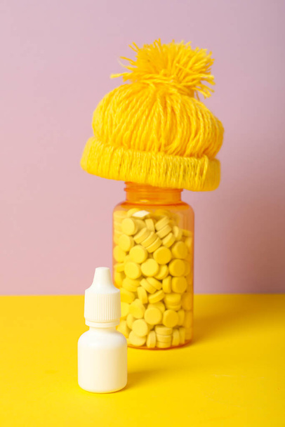 Żółta czapka i słoiki z lekami - Zdjęcie, obraz