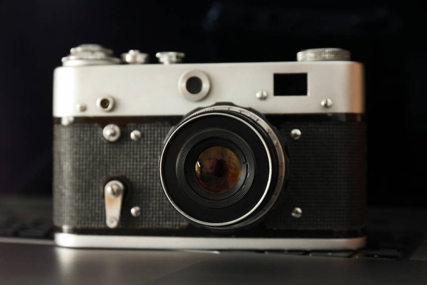 Vintage fotocamera op donkere achtergrond, close-up - Foto, afbeelding