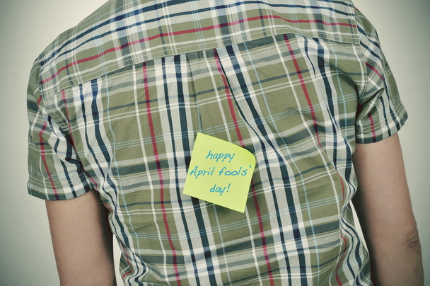 hombre con una nota pegajosa con el texto feliz día de abril tontos
 - Foto, imagen