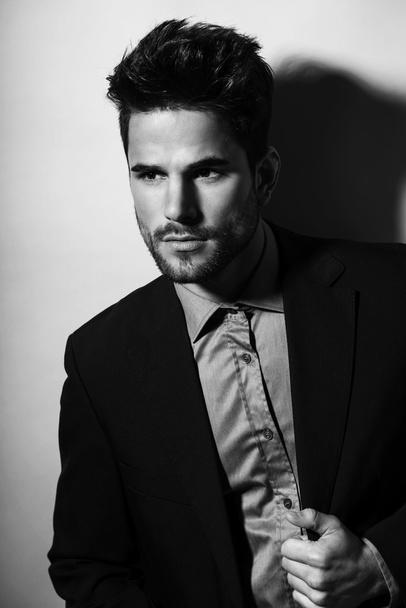 schöner junger Mann im Business-Anzug - Foto, Bild
