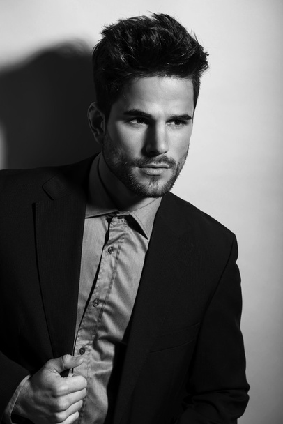 schöner junger Mann im Business-Anzug - Foto, Bild