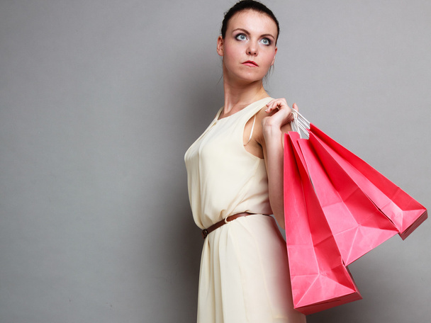 nő gazdaság bevásárló táskák - Fotó, kép