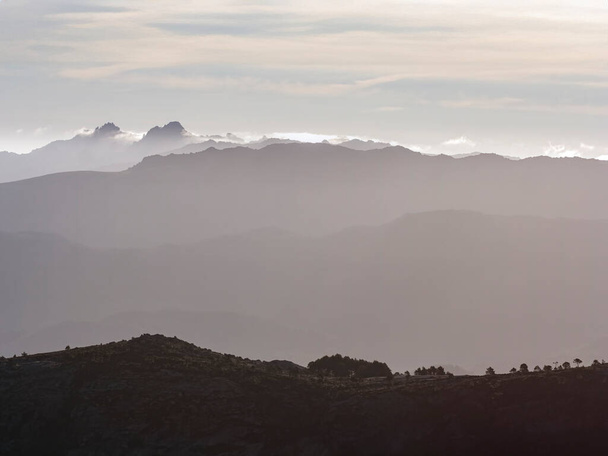 Montagnes nuageuses et brumeuses à l'aube, au nord du Portugal - Photo, image
