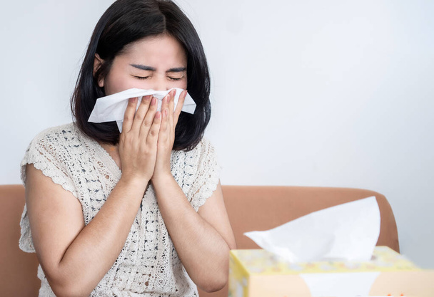 Soğuk algınlığı ve grip yüzünden hapşıran Asyalı kadın, toz alerjisi  - Fotoğraf, Görsel