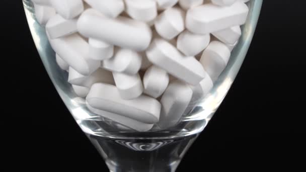 Kiegészítés fehér tabletta fekete háttér - Felvétel, videó
