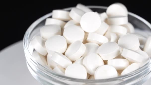 Kiegészítés fehér tabletta fekete háttér - Felvétel, videó