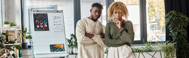 вдумчивые африканские американские друзья в повседневной одежде, работающие вместе, бизнес-концепция, баннер - Фото, изображение