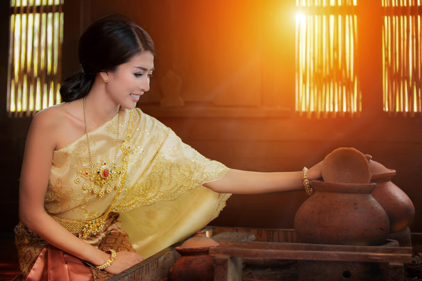 Тайская леди готовит в оригинальном тайском стиле
  - Фото, изображение