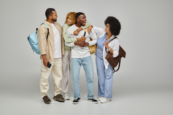 wesoły afrykański amerykański przyjaciele przytula ciepło i uśmiecha się do siebie, studencki styl życia - Zdjęcie, obraz