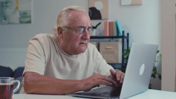 Yetişkin, beyaz bir adamın dizüstü bilgisayarından e-posta gönderip klavyede harf ararken orta boy fotoğrafı. - Video, Çekim