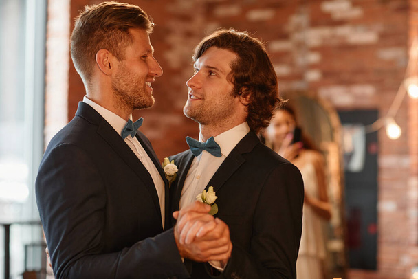 Vita fino ritratto di giovane coppia gay ballare insieme durante la cerimonia di nozze, spazio copia - Foto, immagini
