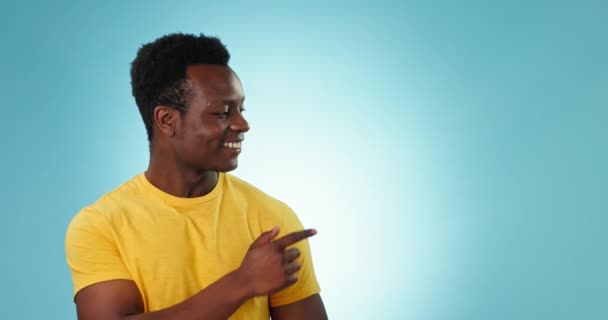 Šťastný muž, tvář a poukazující na výběr ve studiu oznámení, prodej dohody a ano na propagaci na modrém pozadí. Portrét, africký model a reklamní maketa, zpětná vazba a informace o nás. - Záběry, video