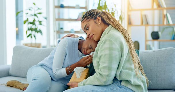 Depression, Empathie und Unterstützung mit schwarzen Freundinnen auf einem Sofa im Wohnzimmer eines gemeinsamen Hauses. Traurige, psychische Gesundheit und ein junger Mensch, der bei Verlust, Schmerz oder Trauer in ein Gewebe weint. - Foto, Bild