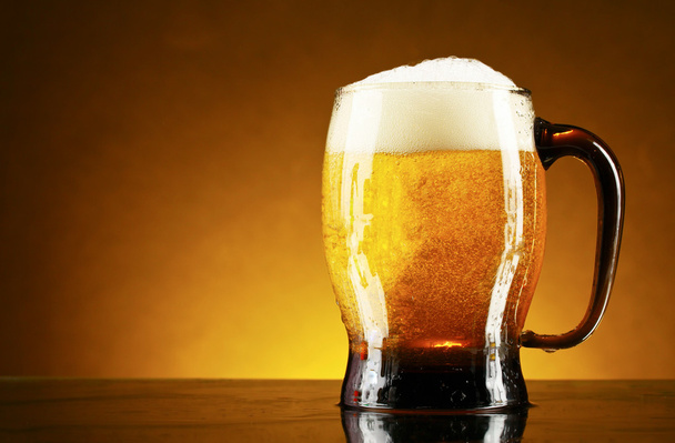 Mug of beer on a yellow background - Foto, immagini