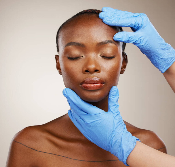 Portré, kezek és botox egy fekete nő a stúdióban, szürke háttérrel kozmetikai változás. Arc, szépség és átalakulás egy fiatal modell készül a plasztikai sebészet kezelésére. - Fotó, kép
