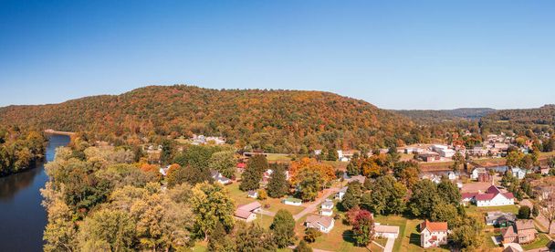 Panorama aéreo da pequena cidade de Confluência no Condado de Somerset, na Pensilvânia, com cores de outono nas folhas e árvores - Foto, Imagem