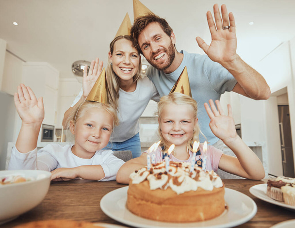 Πορτρέτο γονέων, παιδιών και κύμα με τούρτα γενεθλίων για εορτασμό με βιντεοκλήση, αγάπη και κεριά στο σπίτι. Ευτυχία, οικογένεια και μαμά, μπαμπάς και παιδιά μαζί στο τραπέζι για πάρτι κοριτσιών στο σπίτι - Φωτογραφία, εικόνα