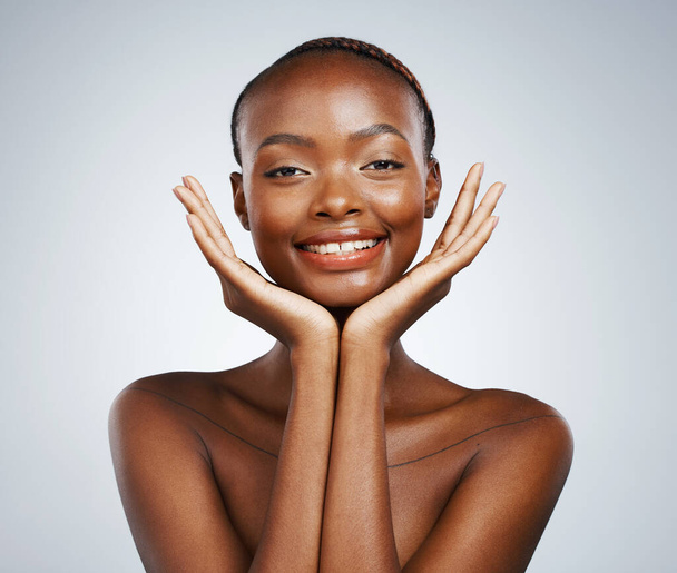 Πορτρέτο, χαμόγελο και ομορφιά με skincare και μαύρη γυναίκα στο studio σε γκρι φόντο για αφή ή φυσική ευεξία. Πλαίσιο, spa ή πολυτέλεια και ένα νέο μοντέλο με καλλυντική ή αντιγηραντική θεραπεία. - Φωτογραφία, εικόνα