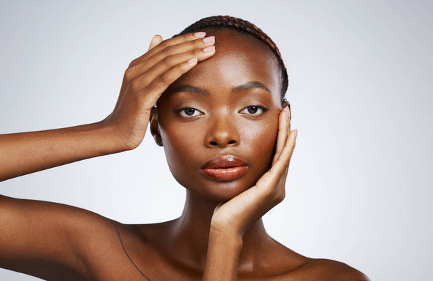 Portret van zwarte vrouw, esthetische of natuurlijke schoonheid met wellness in studio met cosmetica of gloed. Dermatologie, schone detox of zelfverzekerde Afrikaanse meisje model met huidverzorging resultaten op witte achtergrond. - Foto, afbeelding