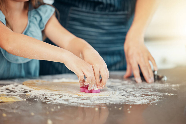 Руки, випічка та батьки допомагають дитині з кулінарією на домашній кухні навчитися готувати печиво або рецепт печива. Розвиток, стіл і мати навчають дитину їжі хобі в будинку разом. - Фото, зображення