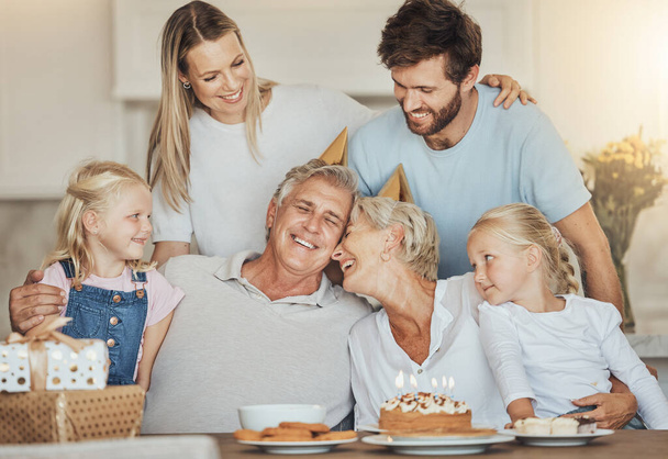 Γενέθλια, οικογένεια και παππούδες και παιδιά με τούρτα για πάρτι, γιορτή και εορταστική εκδήλωση στο σπίτι. Ευτυχισμένη, χαμογελαστή και ηλικιωμένη μαμά, μπαμπάς και γονείς με επιδόρπιο, διακόσμηση και γιορτή για την αγάπη. - Φωτογραφία, εικόνα