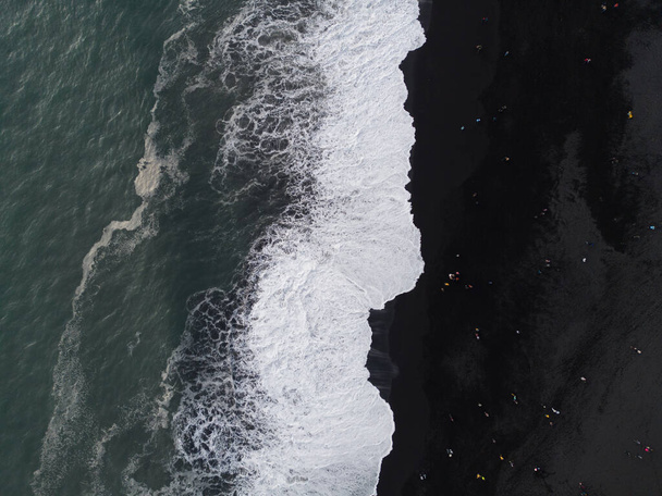 Vue aérienne du sommet de la vague de Black Sand Beach Reynisfjara en Islande. - Photo, image