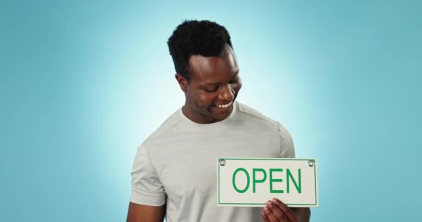 ハッピーブラックマン,ダンベル,オープンサインジム,フィットネス,または青い背景に対するモチベーション. アクティブなアフリカ人男性の肖像画 重量挙げ,トレーニングやビルボードでの運動のための笑顔. - 映像、動画
