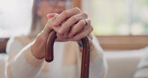 Chodící hůl, ruce a starší žena se zdravotním postižením doma, byt nebo důchod s podporou pro zranění. Starší pacienti, detailní záběr nebo osoba s dřevěnou holí, která pomáhá vyvážit nebo mobilitu s artritidou. - Záběry, video