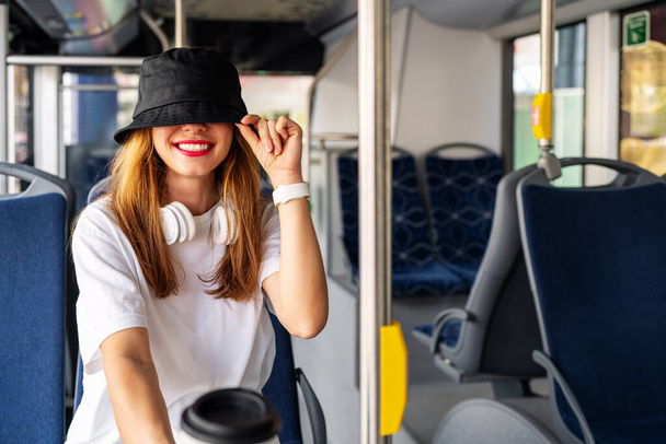 Städtische stilvolle Mädchen Teenager hat Spaß beim Reisen Stadt-Shuttle-Bus. - Foto, Bild