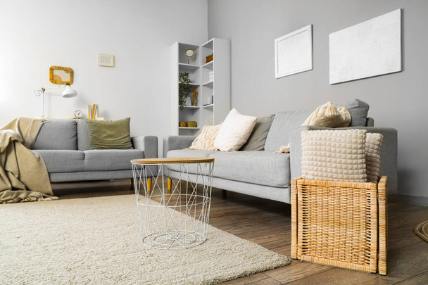 Інтер'єр світлої вітальні з сірими диванами - Фото, зображення
