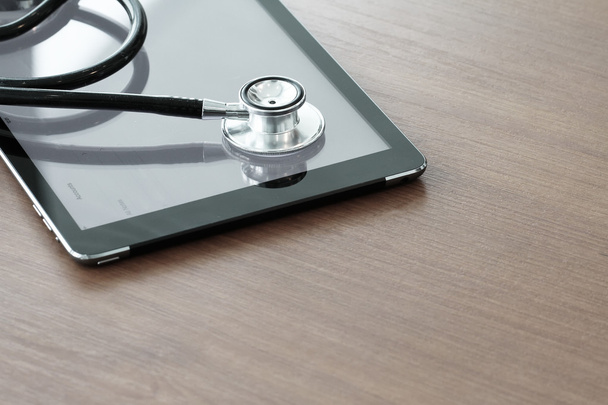 Studio-Makro eines Stethoskops und eines digitalen Tablets mit flacher - Foto, Bild