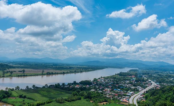 Uitkijkpunt Mekong Rivier en blauwe lucht achtergrond. Landbouw en economische ontwikkeling in Mekong, provincie Chiang Rai, Thailand - Foto, afbeelding