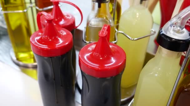butelka oliwy z oliwek, cytryny i sosu sojowego na stole , - Materiał filmowy, wideo